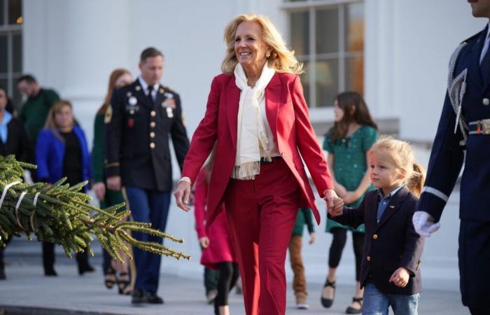 Jill Biden y su nieto Beau dan la bienvenida al árbol de Navidad de la Casa Blanca