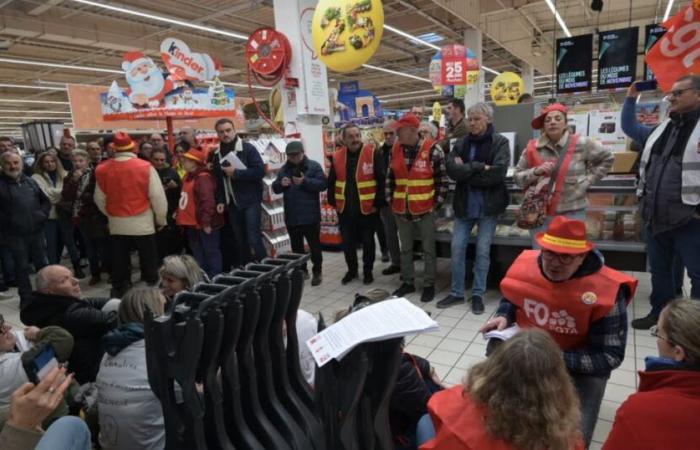 Más de 150 personas se manifiestan contra el cierre de Auchan