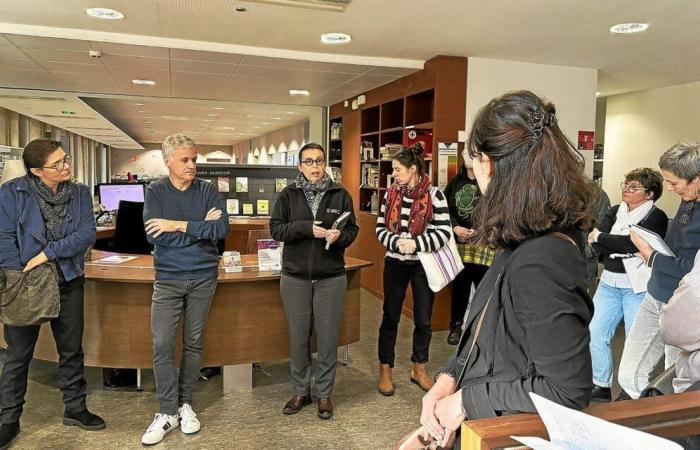 En Quimper, descubren los oficios del libro a través de una visita guiada a la mediateca.