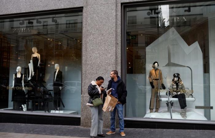 Algunos minoristas españoles ven subir los precios de la ropa durante la temporada navideña