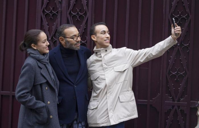 La familia real paseando por las calles de París