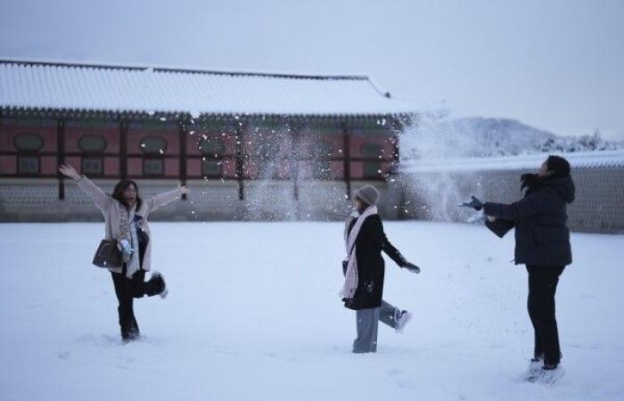 La mayor tormenta de nieve de noviembre en medio siglo azota Seúl y suspende los vuelos