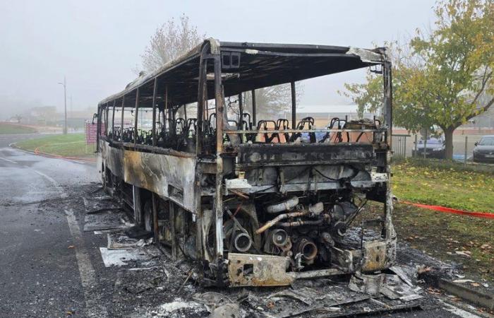 Espectacular incendio cerca de la central nuclear de Golfech: un autocar reducido a cenizas