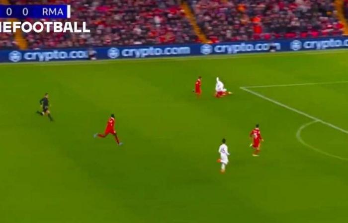 (Vídeo) ¡Toma eso! Conor Bradley tiene a Anfield de pie con un desafío crucial para Mbappé