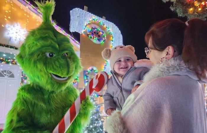 Una familia invita al público a descubrir sus adornos navideños XXL: reciben insultos y degradaciones