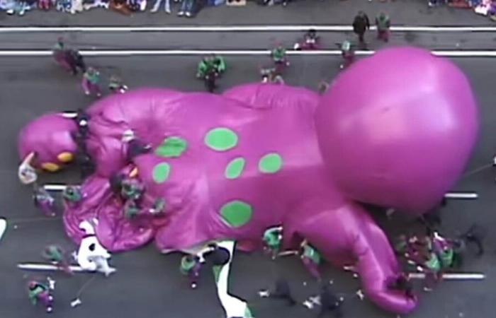 El globo de Barney se derrumbó durante el desfile de Acción de Gracias de 1997: ‘Vimos morir a Barney’