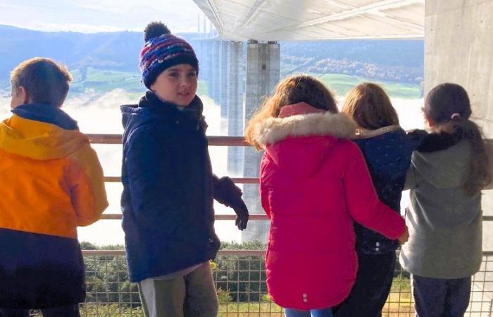 Para conmemorar el 20° aniversario, cerca de 1.000 estudiantes del sur de Aveyron visitan el viaducto de Millau