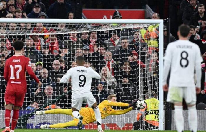 VIDEO. Kylian Mbappé falla su penalti con el Real Madrid ante el Liverpool en la Champions League