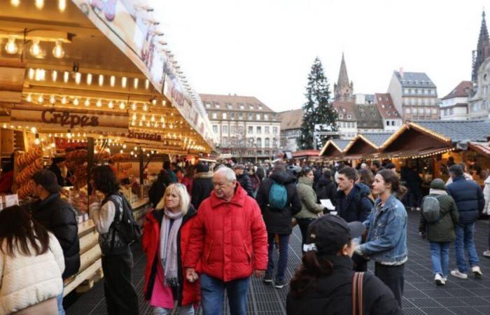 Se inaugura el mercado navideño, los chalets están abiertos.