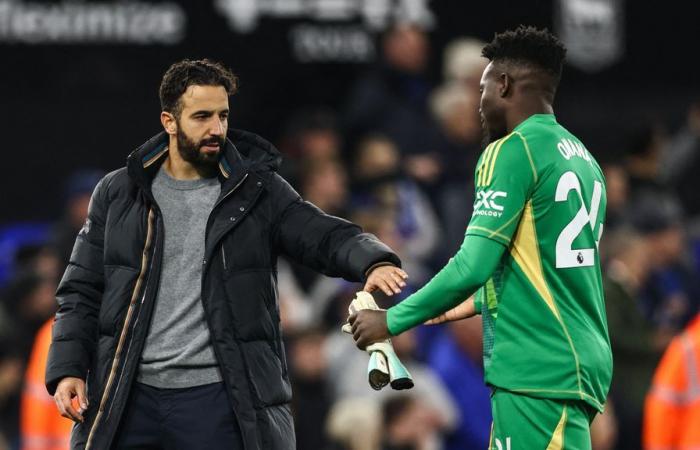 Salah salva al Liverpool y a Slot, el sucesor de Ten Hag se lleva el punto en el debut del United