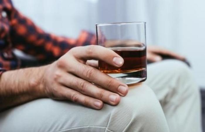 ¿Existe una relación entre el consumo de alcohol y la caída del cabello?