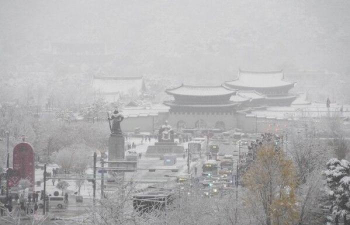 La mayor tormenta de nieve de noviembre en medio siglo azota Seúl y suspende los vuelos