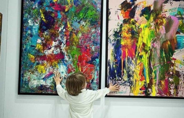 Un niño de 2 años crea obras de arte vendidas por 6.500 euros cada una