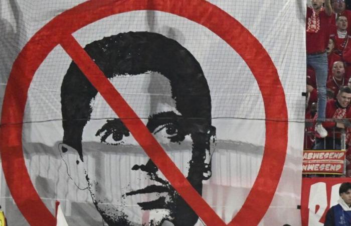 Los aficionados del Bayern de Múnich protestan contra el presidente del PSG, Nasser Al-Khelaifi | Deportes