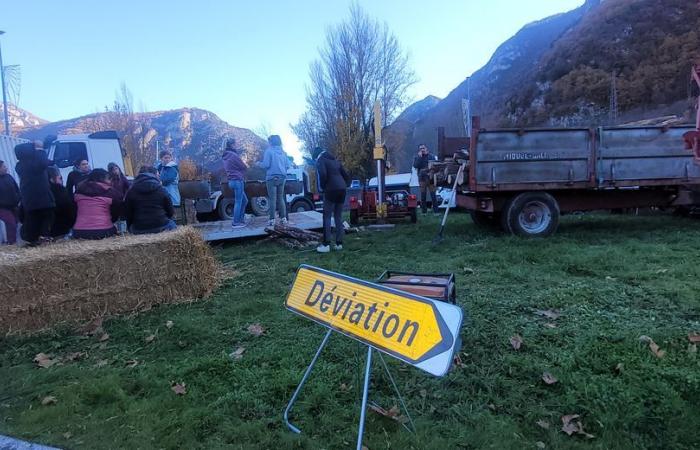 Ira de los agricultores: con los campesinos movilizados en la rotonda de Sabart en Tarascon-sur-Ariège, “este es el buen paso, corre el riesgo de subir”