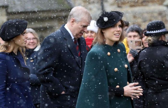 Beatriz y Eugenia, unidas detrás de su padre, el príncipe Andrés