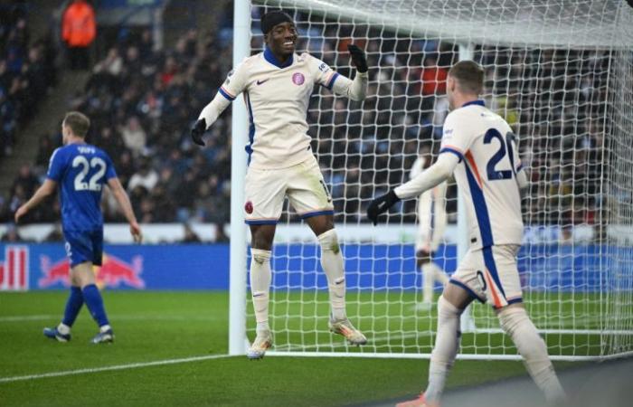 El Chelsea consolida su 3ª plaza en Leicester (2-1)