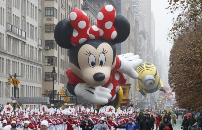 Las estrellas de Broadway cantan y bailan bajo la lluvia en el Desfile del Día de Acción de Gracias en Nueva York