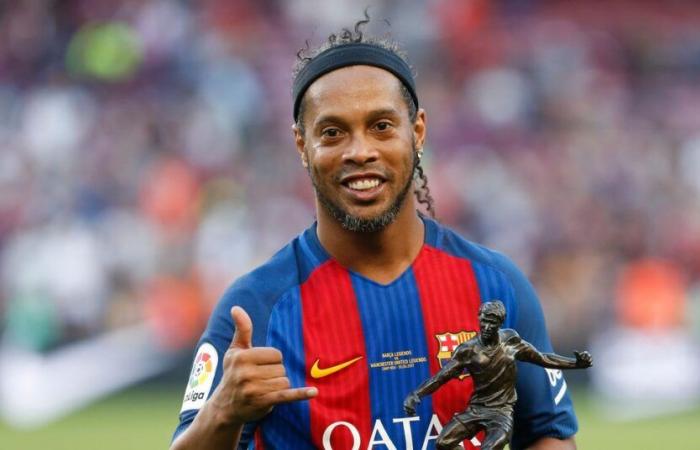 MIRAR: Ronaldinho anota un tiro libre característico para el Barcelona en el Clásico de Leyendas