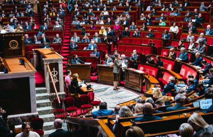 En la Asamblea, macronistas e Insoumis repiten el partido de las pensiones