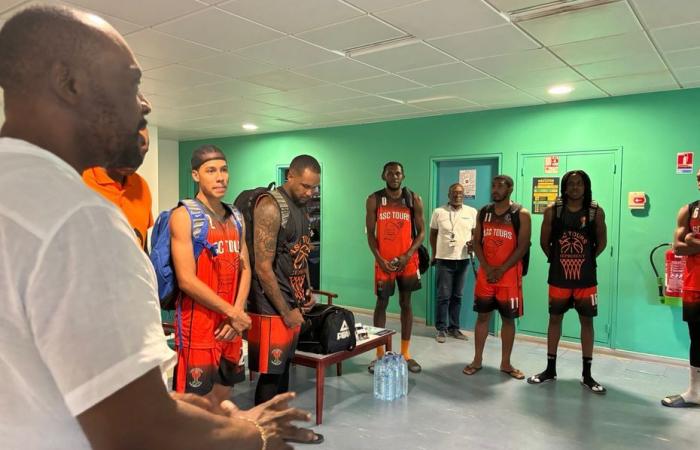 Un partido de baloncesto entre reclusos y jugadores del ASC Tour, en el centro penitenciario Rémire-Montjoly