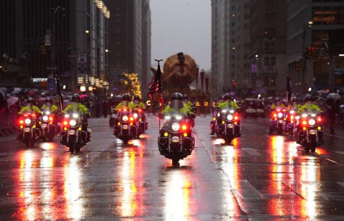 La lluvia no logra amortiguar el 98º Desfile de Acción de Gracias de Macy’s 2024 en Nueva York mientras los juerguistas vestidos con ponchos llenan las calles: fotos