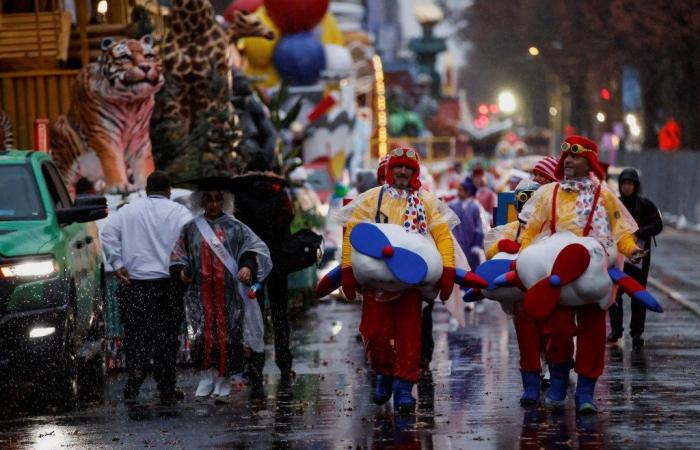 La lluvia no logra amortiguar el 98º Desfile de Acción de Gracias de Macy’s 2024 en Nueva York mientras los juerguistas vestidos con ponchos llenan las calles: fotos