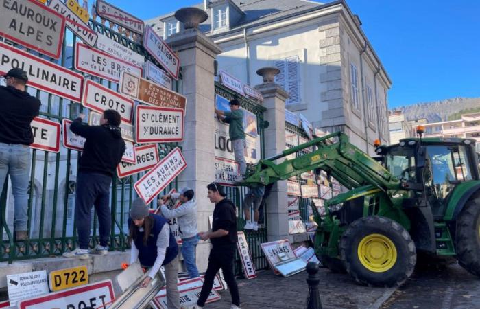 Carteles municipales colgados en la prefectura de Gap