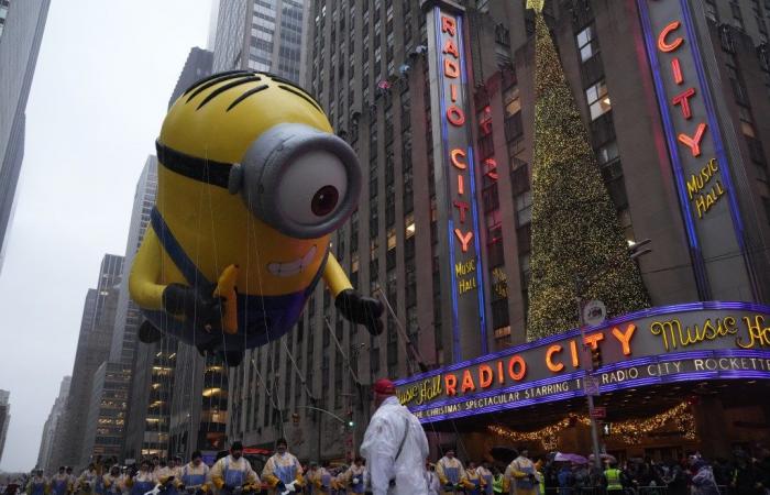 La lluvia no logra amortiguar el 98º Desfile de Acción de Gracias de Macy’s 2024 en Nueva York mientras los juerguistas vestidos con ponchos llenan las calles: fotos