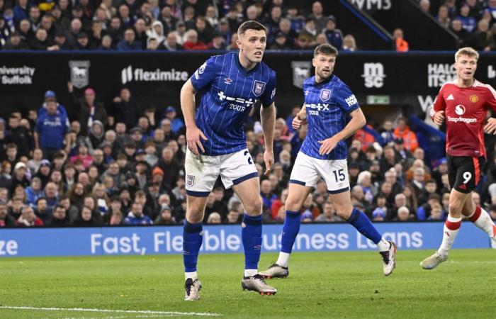 El defensa Dara O’Shea aborda la lesión en la espalda que sufrió contra el West Ham tras el empate del Manchester United