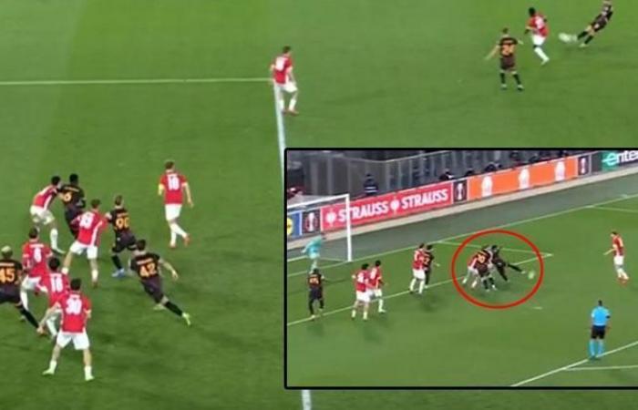 ¡El fatídico momento del partido AZ Alkmaar – Galatasaray! El gol de Osimhen fue anulado por fuera de juego, la expectativa de penalti no tuvo éxito