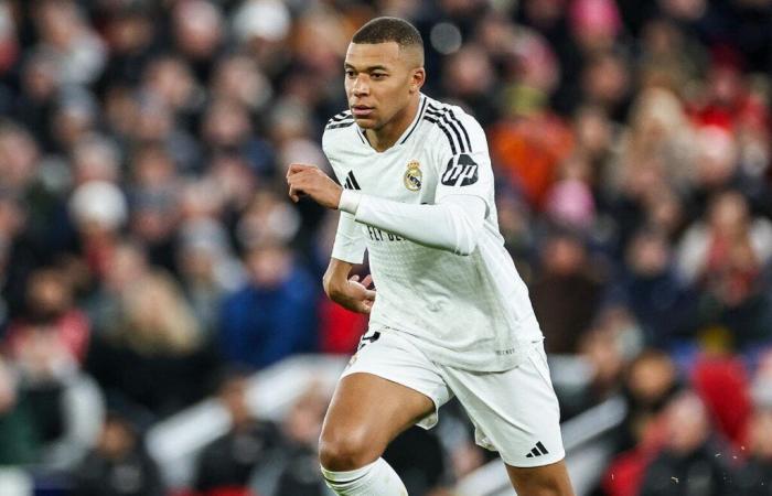 ¡Kylian Mbappé aterriza en Madrid lesionado!