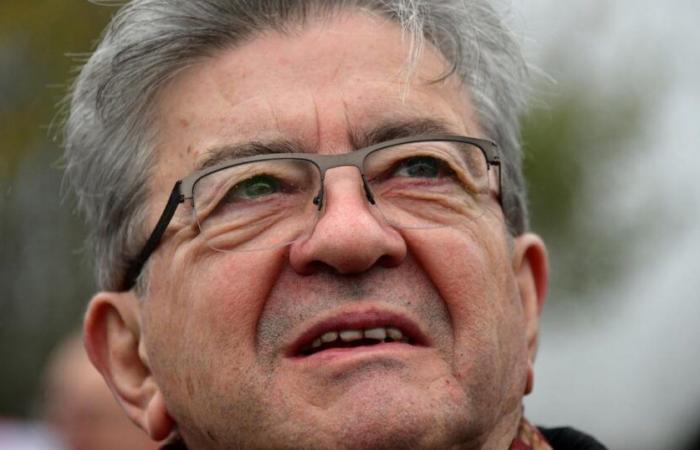 En caso de censura, Mélenchon insta a Macron a dimitir si se niega a nombrar a Castets para Matignon