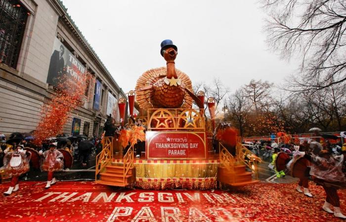 La lluvia no logra amortiguar el 98º Desfile de Acción de Gracias de Macy’s 2024 en Nueva York mientras los juerguistas vestidos con ponchos llenan las calles: fotos