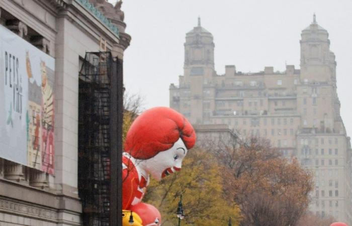 La lluvia no logra amortiguar el 98º Desfile de Acción de Gracias de Macy’s 2024 en Nueva York mientras los juerguistas vestidos con ponchos llenan las calles: fotos