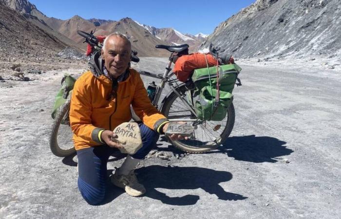 a los 70 años viajó solo en bicicleta durante 50 días por Asia