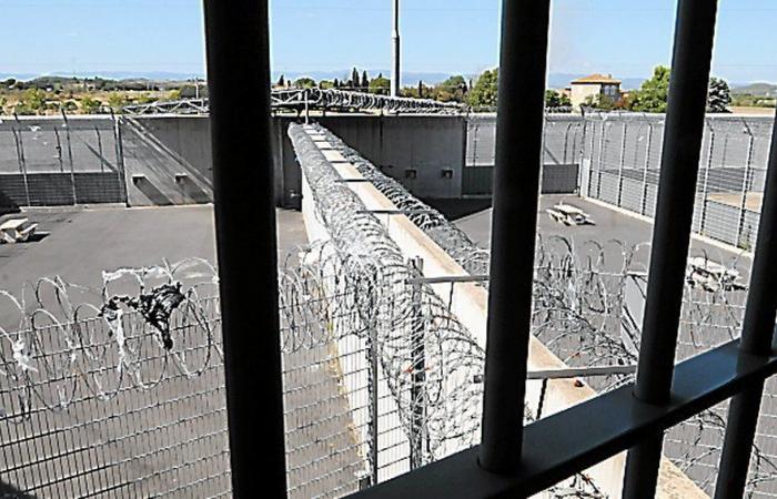 Dice que lo amenazan de muerte, se niega a cambiar de edificio y ataca a cuatro guardias de la prisión de Béziers