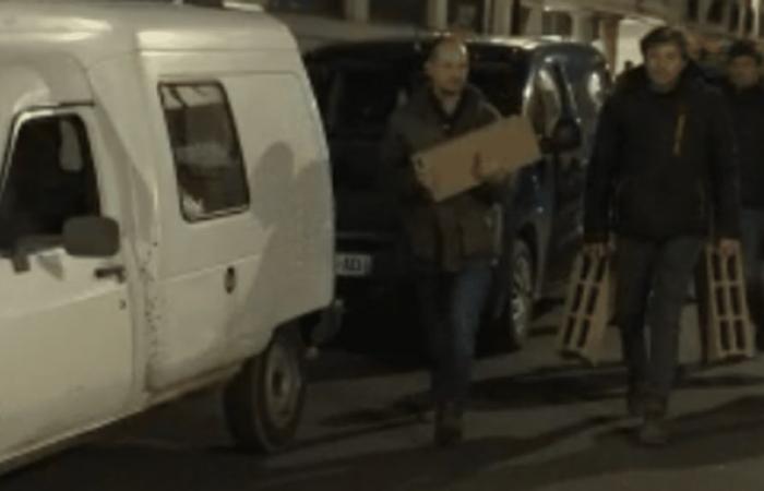 Un centenar de manifestantes levantan un muro de hormigón delante de un instituto de investigación en París.