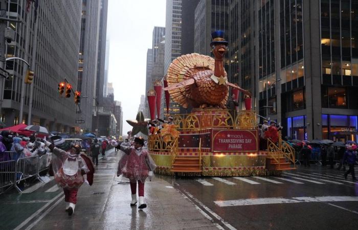 La lluvia no logra amortiguar el 98º Desfile de Acción de Gracias de Macy’s 2024 en Nueva York mientras los juerguistas vestidos con ponchos llenan las calles: fotos