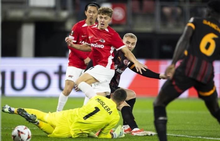 ¡El fatídico momento del partido AZ Alkmaar – Galatasaray! El gol de Osimhen fue anulado por fuera de juego, la expectativa de penalti no tuvo éxito