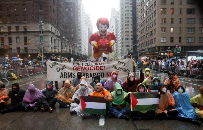 Manifestantes pro palestinos arrestados por interrumpir el desfile de Acción de Gracias