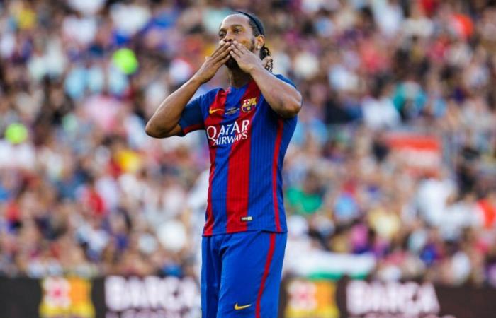 El magnífico lanzamiento de falta de Ronaldinho durante el partido de gala Barça-Real