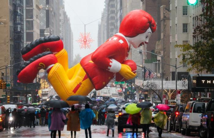 La lluvia no logra amortiguar el 98º Desfile de Acción de Gracias de Macy’s 2024 en Nueva York mientras los juerguistas vestidos con ponchos llenan las calles: fotos