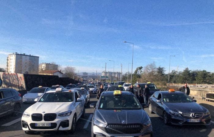 Los taxis amenazan con paralizar la ciudad y sus entradas, prevista una manifestación