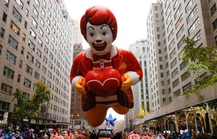 La lluvia y las protestas empañan el desfile anual del Día de Acción de Gracias de Macy’s en Nueva York | Noticias de arte y cultura