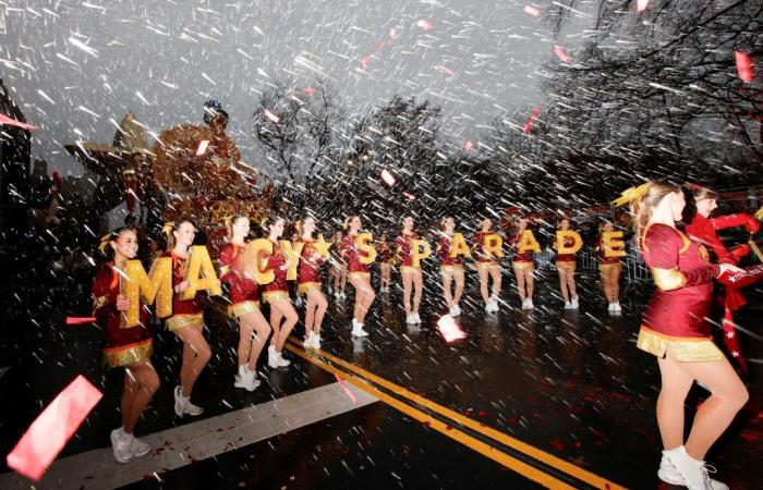 La lluvia no logra amortiguar el 98º Desfile de Acción de Gracias de Macy’s 2024 en Nueva York mientras los juerguistas vestidos con ponchos llenan las calles: fotos