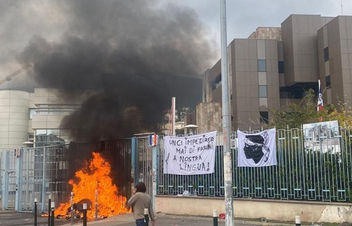 Ira de los estudiantes por la prohibición del idioma corso durante los debates de la Asamblea