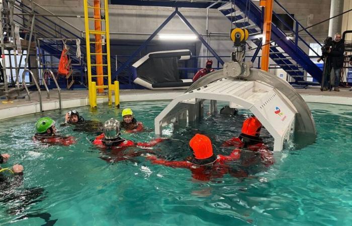 Los bomberos del Norte se entrenan en una piscina para responder a catástrofes en el mar