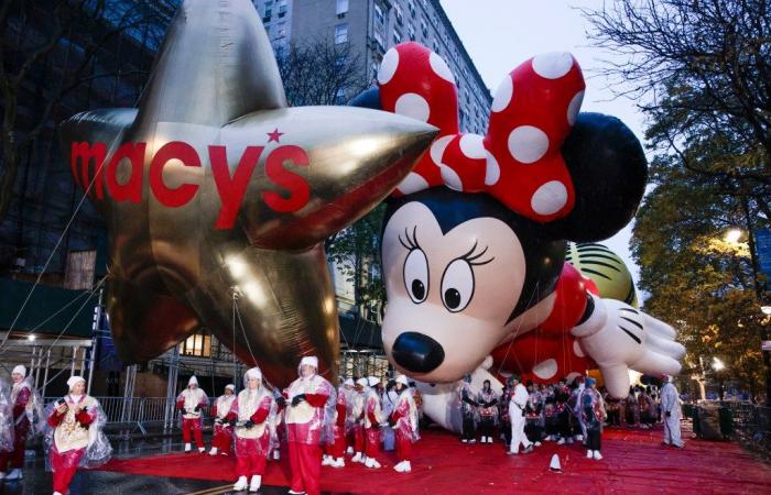 La lluvia no logra amortiguar el 98º Desfile de Acción de Gracias de Macy’s 2024 en Nueva York mientras los juerguistas vestidos con ponchos llenan las calles: fotos