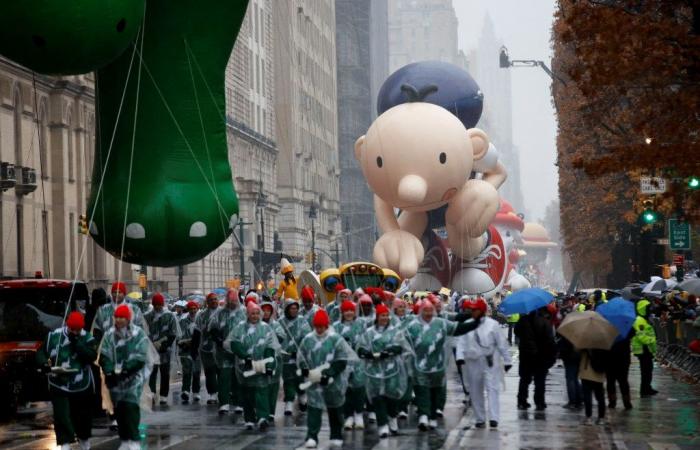 La lluvia no logra amortiguar el 98º Desfile de Acción de Gracias de Macy’s 2024 en Nueva York mientras los juerguistas vestidos con ponchos llenan las calles: fotos